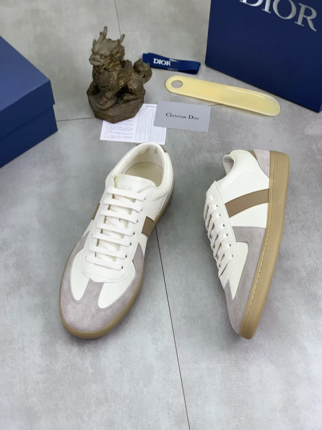 Men's shoes 💰P360 New Dior B01 moral training shoes, white first-layer cowhide, original molded outsole. New to the fall collection, this sneaker marks the return of a Dior classic, reinterpreted in a stylish and elegant silhouette. Crafted from white smooth first-grain cowhide with a tonal silk sheepskin lining, it features the Dior logo on the tongue and inner sides, and a CD icon on the heel. Paired with Tpu anti-slip soles of the same color, it can be matched with various styles to create a sophisticated look.  Code number: 38-44